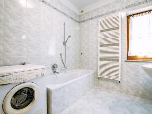 坎皮泰洛Apartment Ardoney by Interhome的浴室配有洗衣机和浴缸。