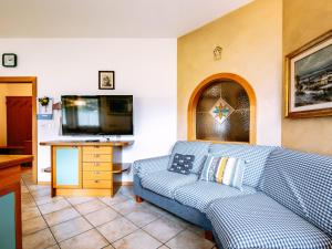 坎皮泰洛Apartment Ardoney by Interhome的客厅配有蓝色的沙发和平面电视。