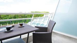 奈梅亨Sanadome Hotel & Spa Nijmegen的阳台上的桌子和两杯咖啡