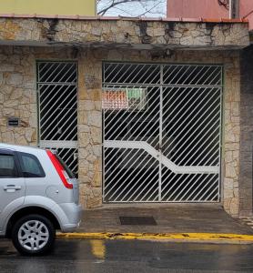 阿帕雷西达Aconchego Sagrada Face的车库前的停车位