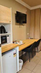 BoggabriBoggabri Motel的厨房配有带微波炉的柜台和桌子。