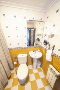 巴罗德亚尼斯特雷贝德公寓式酒店的一间带卫生间和水槽的浴室