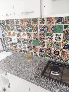 哈马马特Dar Fatma的厨房设有瓷砖墙台面