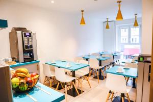 里尔HOTEL AMBASSADEUR的一间配备有蓝色桌椅的用餐室