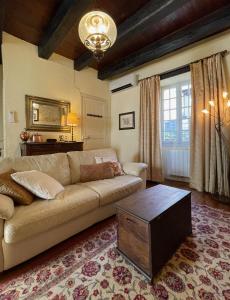 贝纳克和卡泽纳克La Petite Maison的客厅配有沙发和桌子