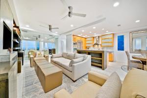 纽波特海滩Peninsula Perch的带沙发的客厅和厨房