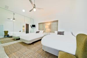 纽波特海滩Peninsula Perch的一间白色卧室,配有两张床和镜子