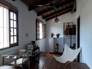 耶尔瓦布埃纳Casa de las Palmeras的客房设有桌椅和窗户。