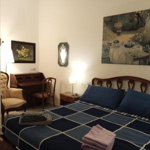 热那亚La Corte di Paola 1 e 2的一间卧室配有蓝色的床和一张书桌
