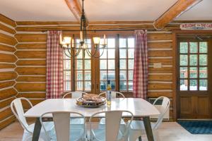苏必利尔湖Family & Pets Friendly 6 Person Remote Work Mountain View Oasis的一间配备有白色桌椅的用餐室