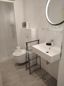 大洛希尼Hotel Villa Elisabeth - Veli Lošinj Health Resort的白色的浴室设有水槽和卫生间。