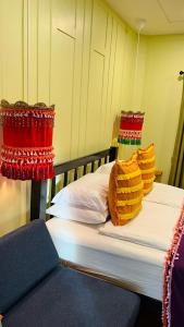 库德岛Baan Bua Cottage SHA EXTRA PLUS B5510的一间卧室配有两张带红色和黄色枕头的床