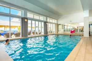 阿尔布费拉Hotel Sol e Mar Albufeira - Adults Only的水中人的大型游泳池
