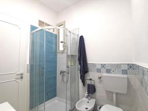 科尔萨诺Salento Mare Daniela - Open Space的带淋浴、卫生间和盥洗盆的浴室