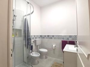 科尔萨诺Salento Mare Daniela - Open Space的浴室配有卫生间、盥洗盆和淋浴。