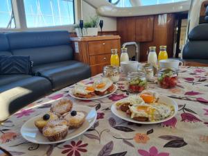 加亚新城Sailing 360 Night On Board Experience的一张桌子,上面放着早餐盘