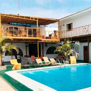 上钦查Hotel Viñas del Sol Eterno的酒店设有带椅子的游泳池和阳台