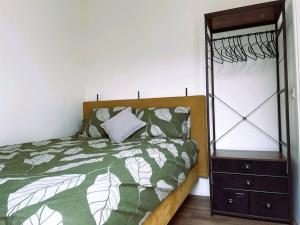 滨海韦克Het Zonnetje的一间卧室配有一张床和一个带镜子的梳妆台