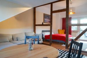 耶拿FULL HOUSE Premium Apartments Jena Holzmarkt的客厅配有沙发和1张床