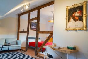 耶拿FULL HOUSE Premium Apartments Jena Holzmarkt的带镜子和床的房间