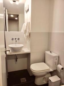 罗萨里奥Departamento en Refinería Alto Rosario III的浴室配有白色卫生间和盥洗盆。