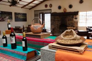 奇瓦伊科卡标准卡萨安迪娜酒店的一间房间,桌子上放有两瓶葡萄酒