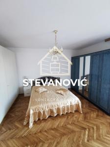 VrnjciStevanovic Smestaj的一间卧室配有一张床,铺有木地板