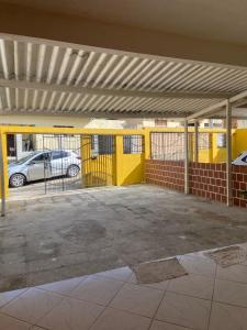 巴纳内拉斯Casa agradável no centro的一个空的停车场,有黄色的墙壁