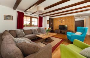 圣安东阿尔贝格ARLhome Lodge - Zuhause am Arlberg的客厅配有沙发和桌椅