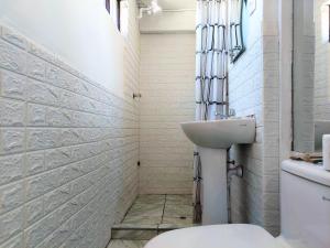 库斯科Las Dalias的白色的浴室设有水槽和卫生间。