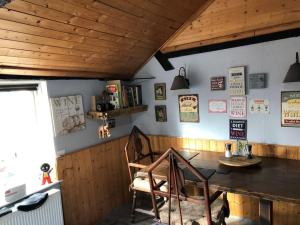 博利厄Double Room in Character Cottage With Parking, Beaulieu, New Forest的一间带桌子和椅子的用餐室