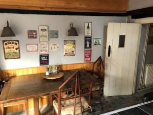 博利厄Double Room in Character Cottage With Parking, Beaulieu, New Forest的一间带桌子和冰箱的用餐室