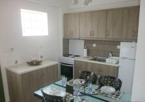 卡米拉日基帕里西度假屋的厨房配有桌子和白色冰箱。