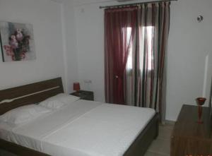 卡米拉日基帕里西度假屋的卧室配有白色的床和窗户。