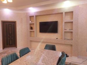 伊斯梅尔雷SUNRISE Guest House的一间会议室,配有桌子和一台平面电视