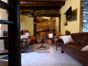 卡什塔涅拉德佩拉Casa do Pátio e Casa da Serra的带沙发和壁炉的客厅