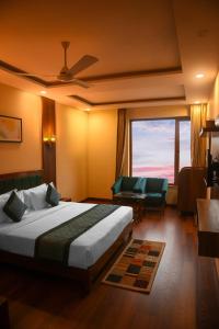 哈里瓦The Abhyudyam Ganga的酒店客房设有床和窗户。