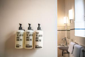 ZarchlinGutshaus Zarchlin的浴室墙上有3瓶洗发水