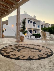 林都斯‘林德斯神话’海景一室公寓酒店的庭院里铺着地毯,设有椅子和建筑
