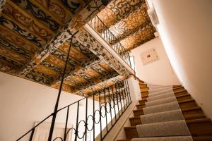 布拉格Hotel Nerudova 211的房屋内的楼梯,有瓷砖天花板