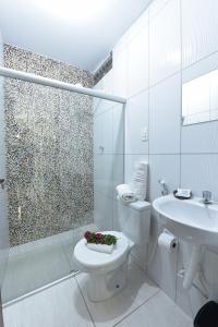 嘎林海斯港Pousada Aconchego do Maraca的浴室配有卫生间、盥洗盆和淋浴。