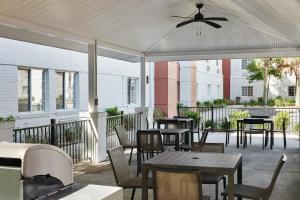 查尔斯顿Candlewood Suites Charleston-Northwoods, an IHG Hotel的一个带桌椅的庭院和吊扇