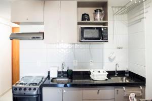 累西腓Studio Beira Mar - Sem Taxas的一间带水槽和微波炉的小厨房