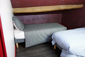 Saint-Priest-sous-Aixe多梅色彩度假屋的一间小房间,房间内设有两张床