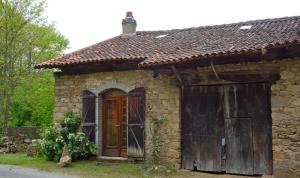 Saint-Priest-sous-Aixe多梅色彩度假屋的一座古老的石头房子,有门和门