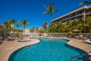 维雷亚Maui Banyan H311 1BD 2BA 3 min walk to the beach in the Heart of South Kihei!的棕榈树度假村的游泳池