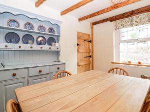 LydbrookTinmans Cottage的厨房配有木桌和椅子