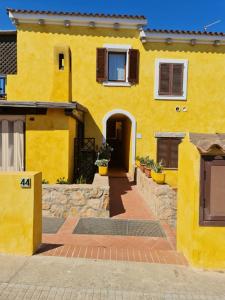 圣特雷莎加卢拉Santa Teresa - Verdemela的黄色的房子,有门和人行道