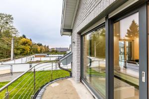 科隆科隆舒适设计居住公寓的阳台设有玻璃门,享有建筑的景致。