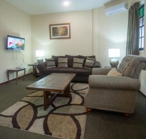 帕拉马里博黄金楚里酒店&赌场的带沙发和咖啡桌的客厅
